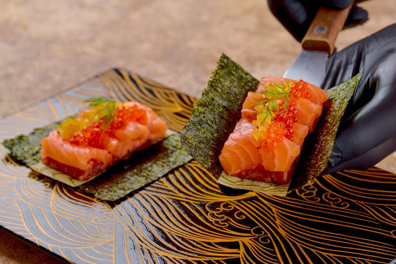 Private room guaranteed 【Commemorative course for winning “Top 100 Yakitori Restaurants 2025” at our sister restaurant Ginza Chikamitsu】 Serves 7 carefully selected grilled dishes, including “Wagyu beef and salmon yukke dog” and “Spicy tartar menchikatsu sandwich”.