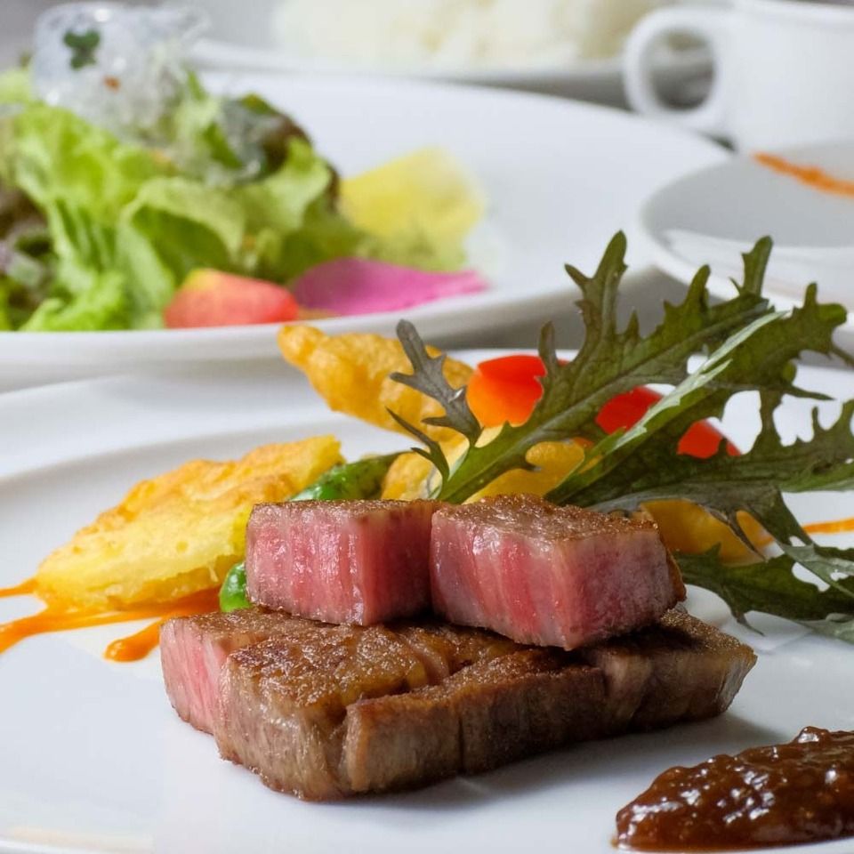 Reservations on the same day are welcome! Indulge in our “Kobe Beef Feast Course” featuring 8 dishes, from Kobe beef appetizers to beef stew.