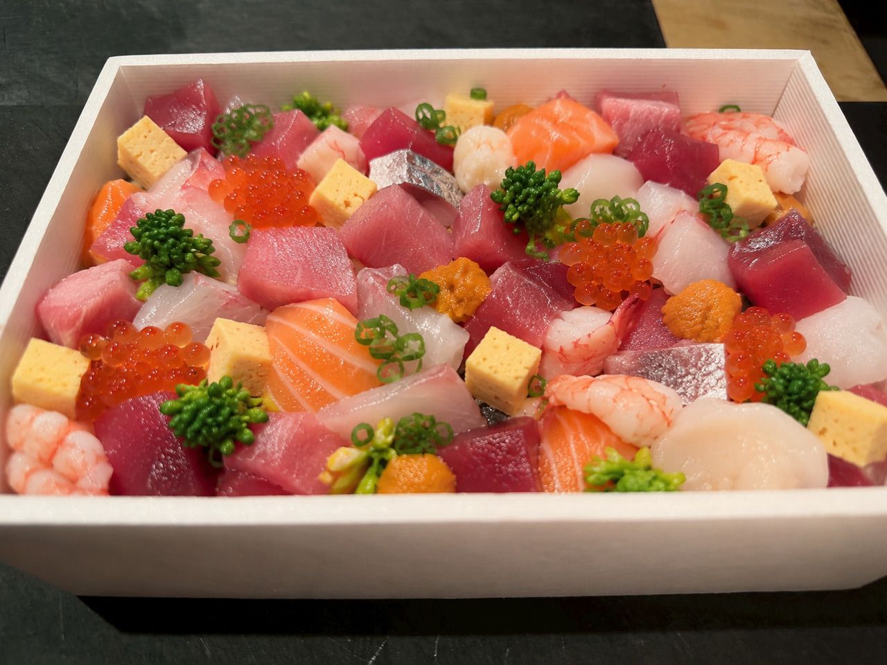Seasonal mixed sushi