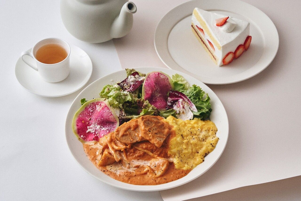 【デザート＆ドリンク付きのスペシャルランチ】とろとろ豚ときのこ、れん根の トマトジンジャーオムレツライス
