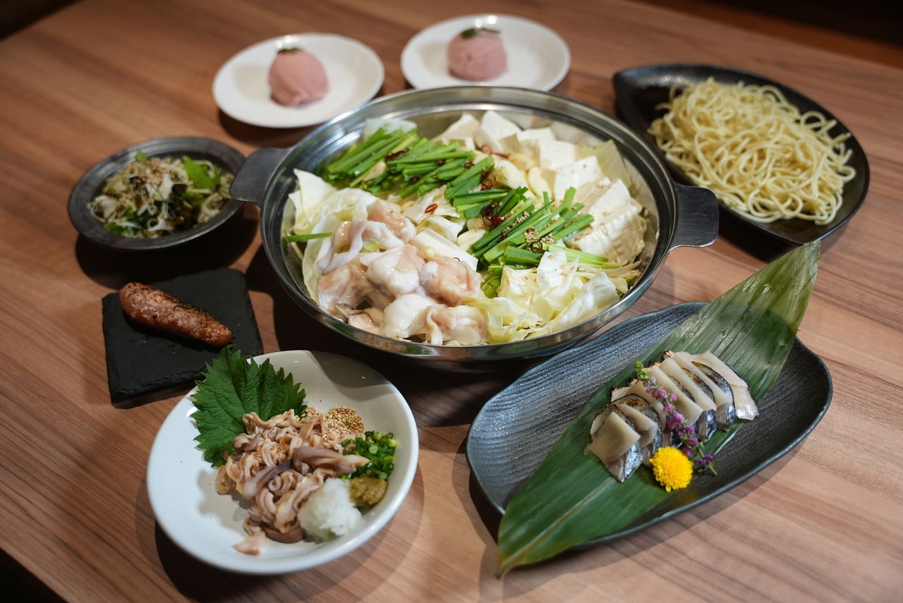 Shimomura Ranch-direct black Wagyu offal hot pot set (miso flavor, soy sauce flavor, or beef spicy miso; beef spicy miso +¥440)