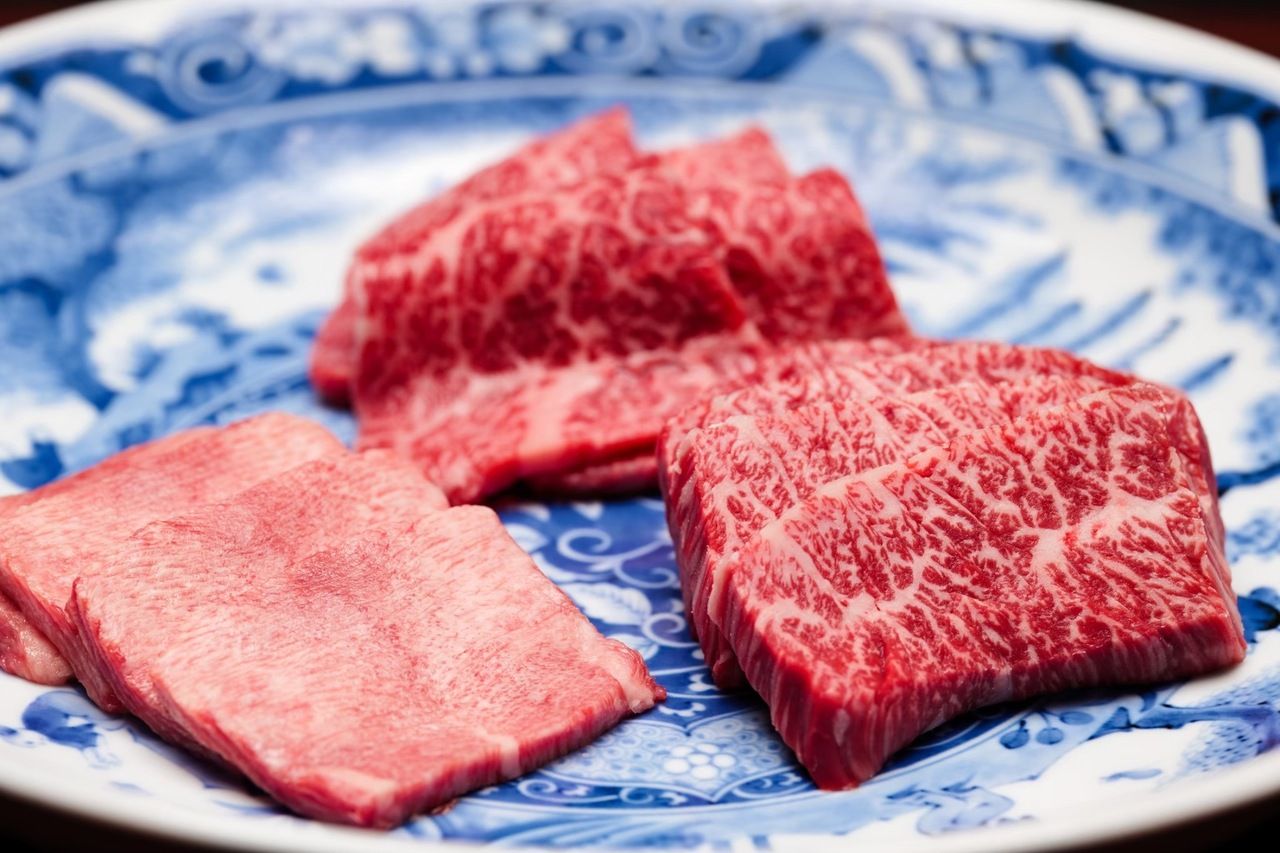個室確約　新【銀座ちかみつ焼肉百名店2025受賞記念コース】「厳選和牛の蟹・いくらユッケドッグ」「メンチカツサンド　〜自家製ソース〜」さらに厳選された焼き物7種をご提供。