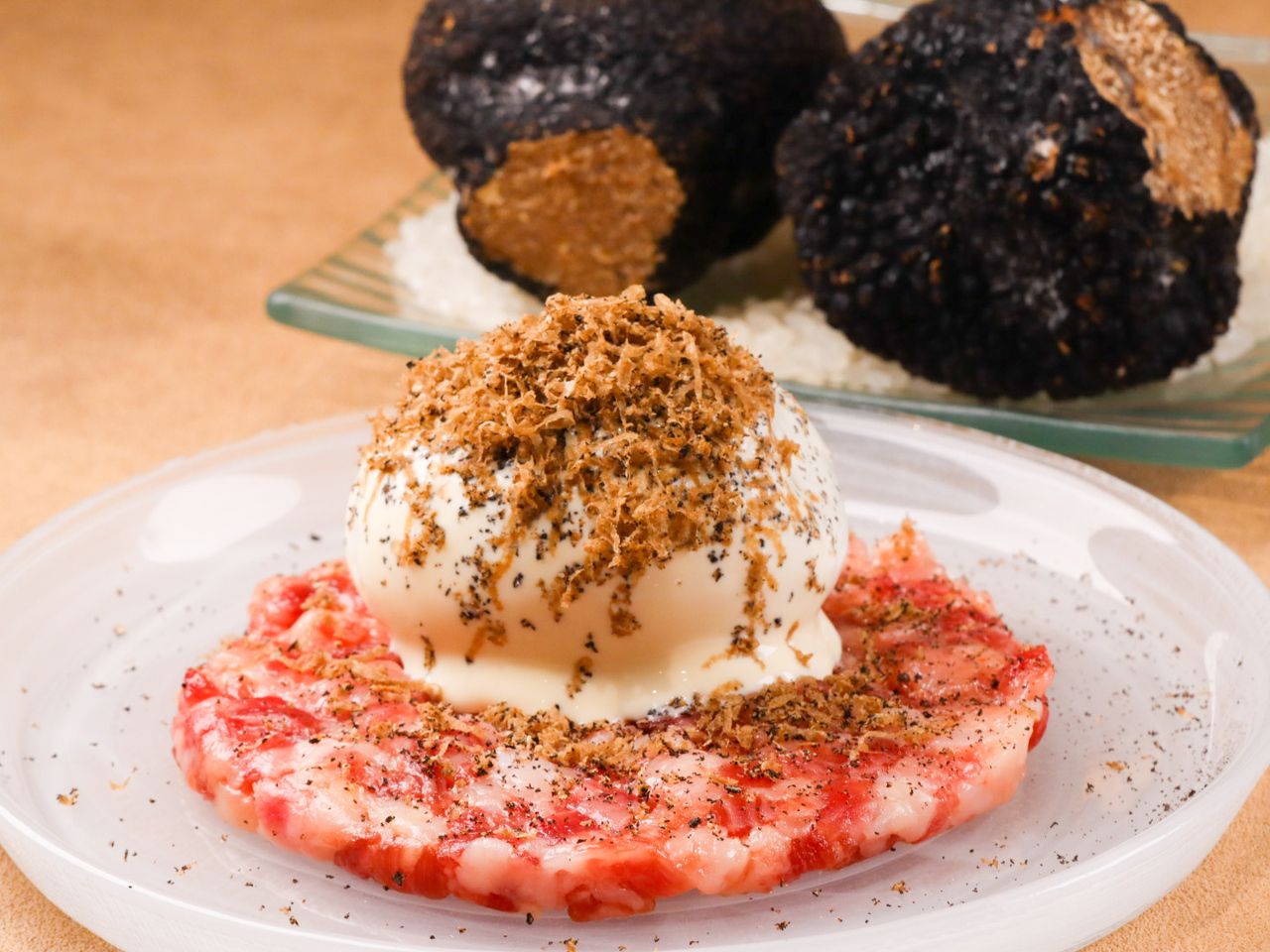 This autumn, we offer the “Shinjuku Ushimitsu Grand Opening Course”: Wagyu beef, crab, and salmon roe yukke dog; truffle mayonnaise yukke; cutlet croquette sandwich with homemade sauce; and white freezing cold noodles.