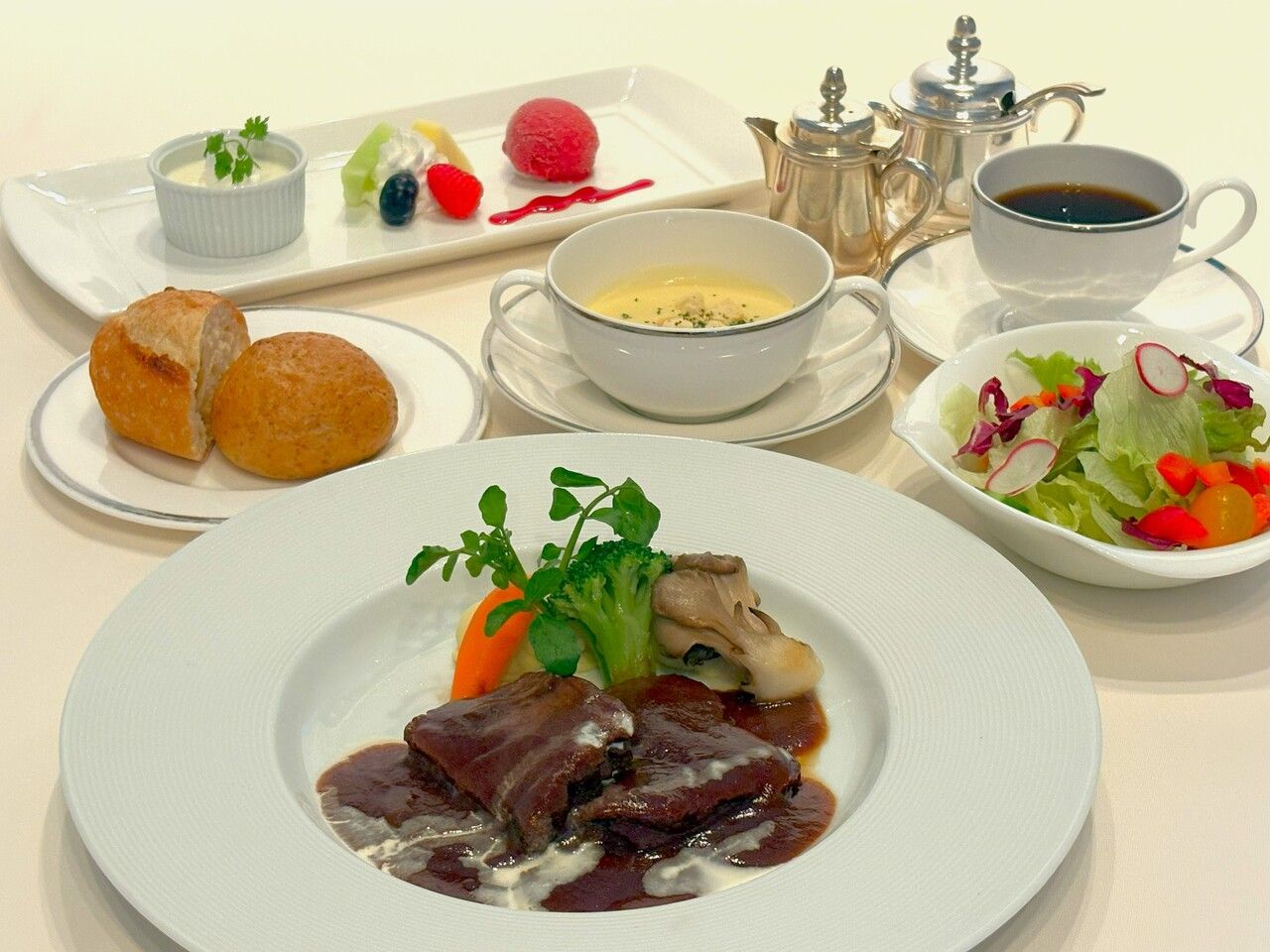 10月～新メニュー【スペシャルランチ】ビーフシチューセット