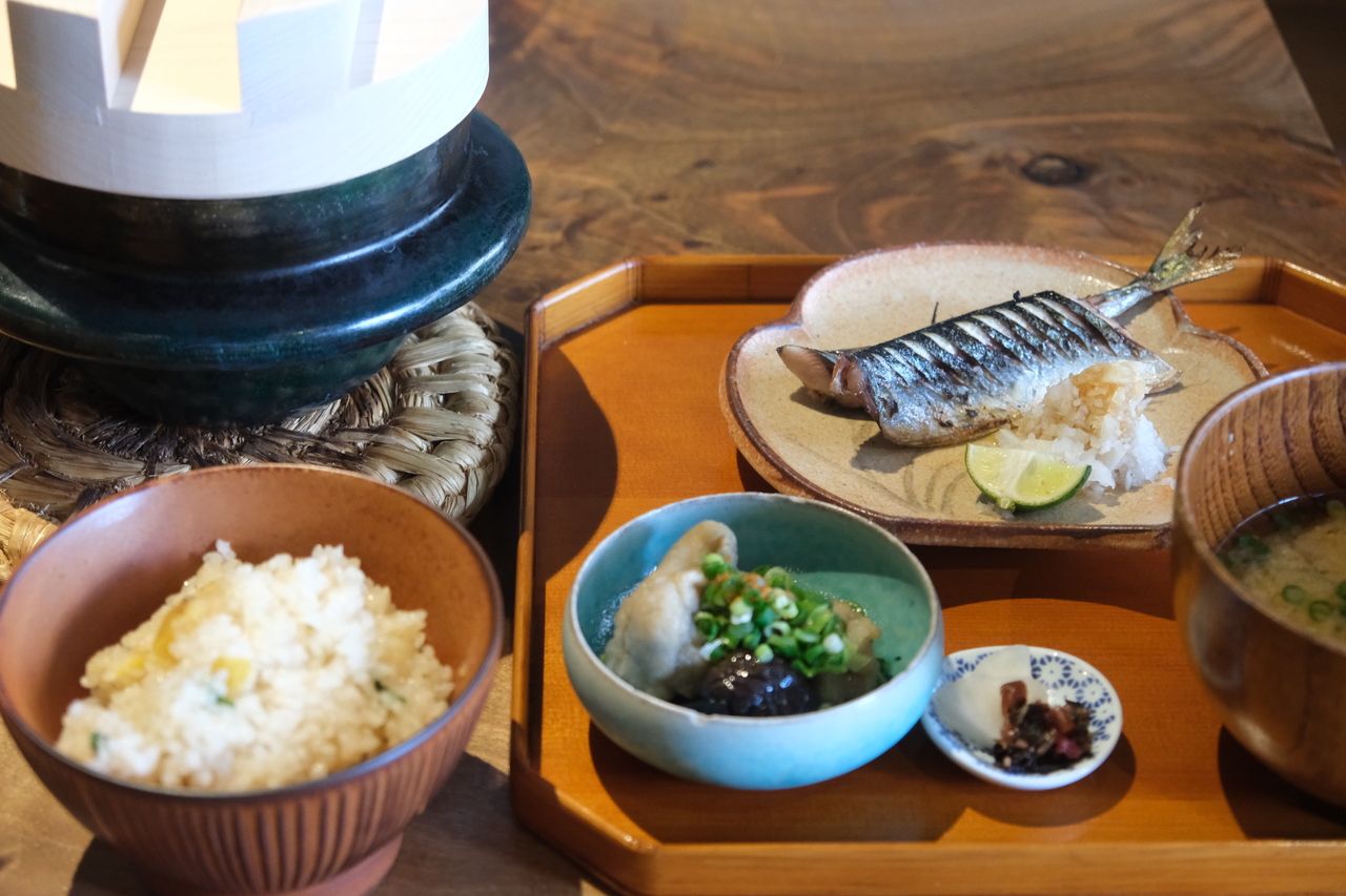 Almuerzo de arroz en olla de barro (cocido lentamente)