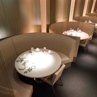 円卓ソファー席