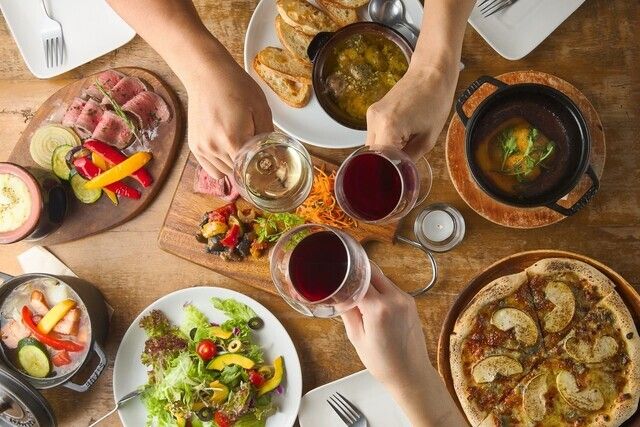 【ディナー】《２時間飲み放題付！》お料理5品＋デザート☆乾杯スパークリングもできます◎癒しのお洒落カフェ空間で、ジューシーハーブチキン、デザートなど全6皿☆