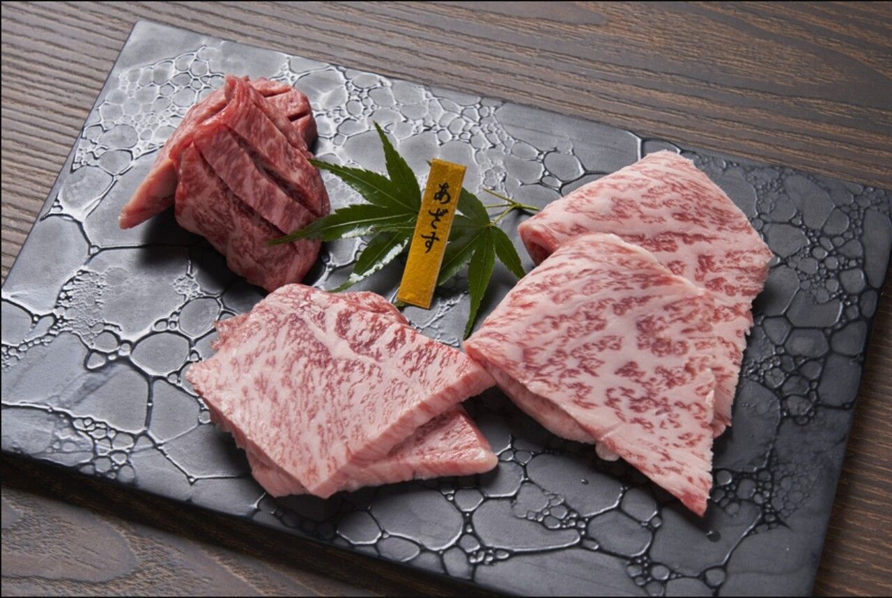 当店自慢の和牛ユッケと高品質な厳選和牛3種の盛り合わせがついた全9品【スタンダードコース】