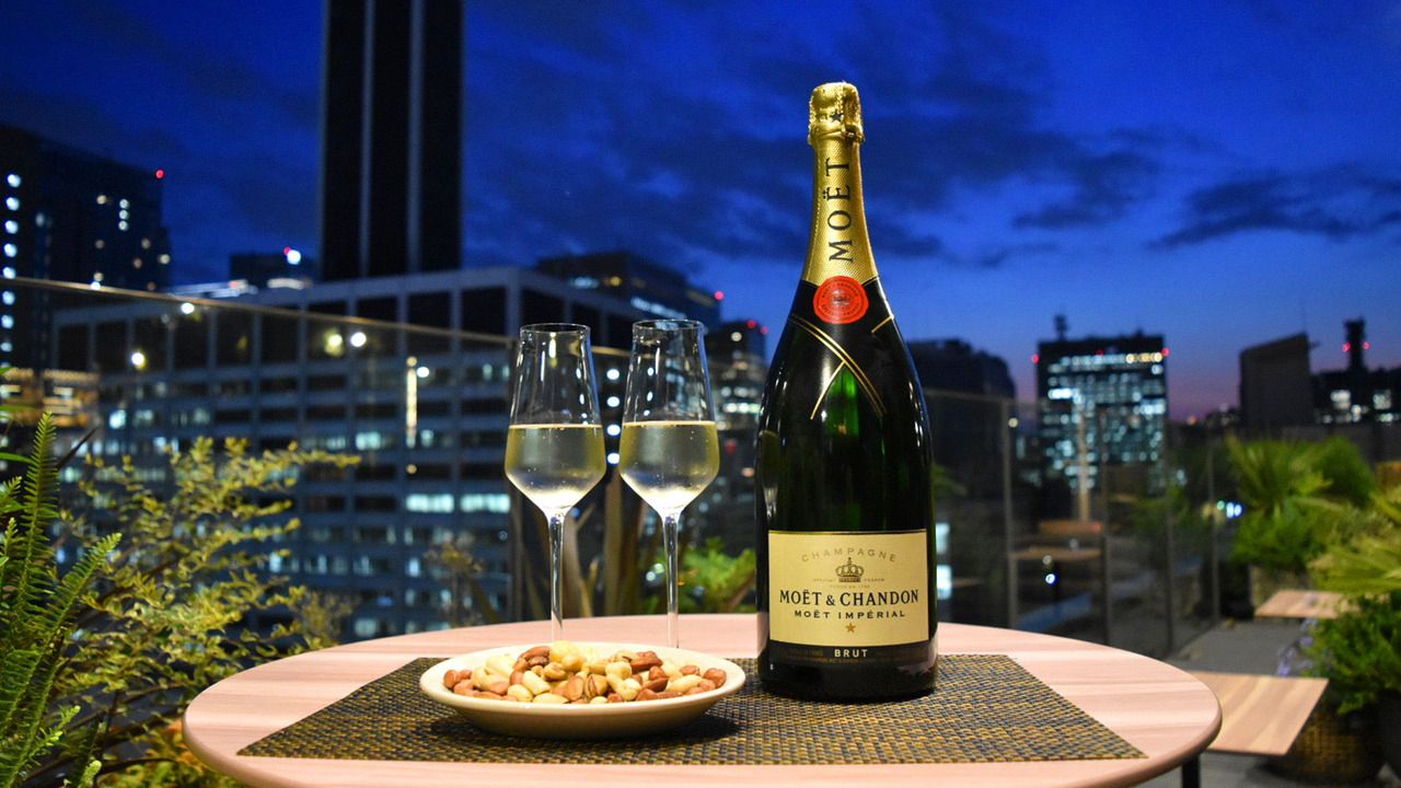 [Premium champagne free flow]