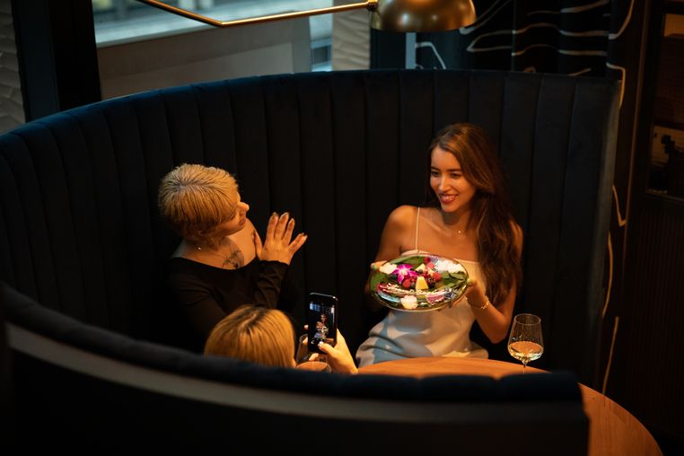 【9층 BOX석 확약! DINNER ANNIVERSARY PLAN】건배 음료 첨부 전 4품 어뮤즈＋전채＋메인＋디저트＋메시지 플레이트＋커피