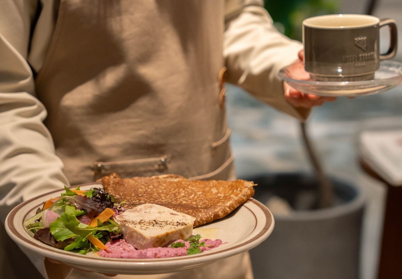 【公式】【Weekday special lunch】自慢のガレット含む7種から選べる季節のメインディッシュ~こだわりの前菜7種・サラダ・スープ・ソフトドリンクはビュッフェスタイルで~