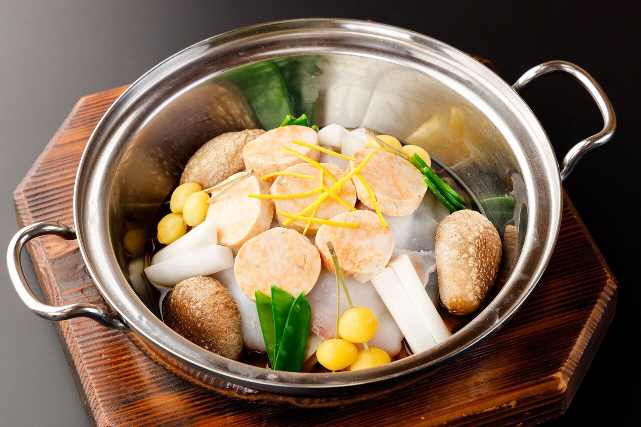 Authentic soy sauce-based monkfish hotpot course A