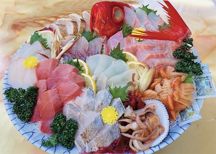 Sorgfältig ausgewähltes Sashimi des Küchenchefs aus Shinshu-Lachs, Rotem Thun und Meeresfrüchten aus dem Japanischen Meer
