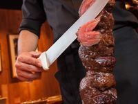 【スペシャルランチシュラスコ】　17種類のシュラスコ食べ放題と約30種類のサラダ・デザートブッフェ、ソフトドリンクバー付き～ブラジリアンバーベキュー～