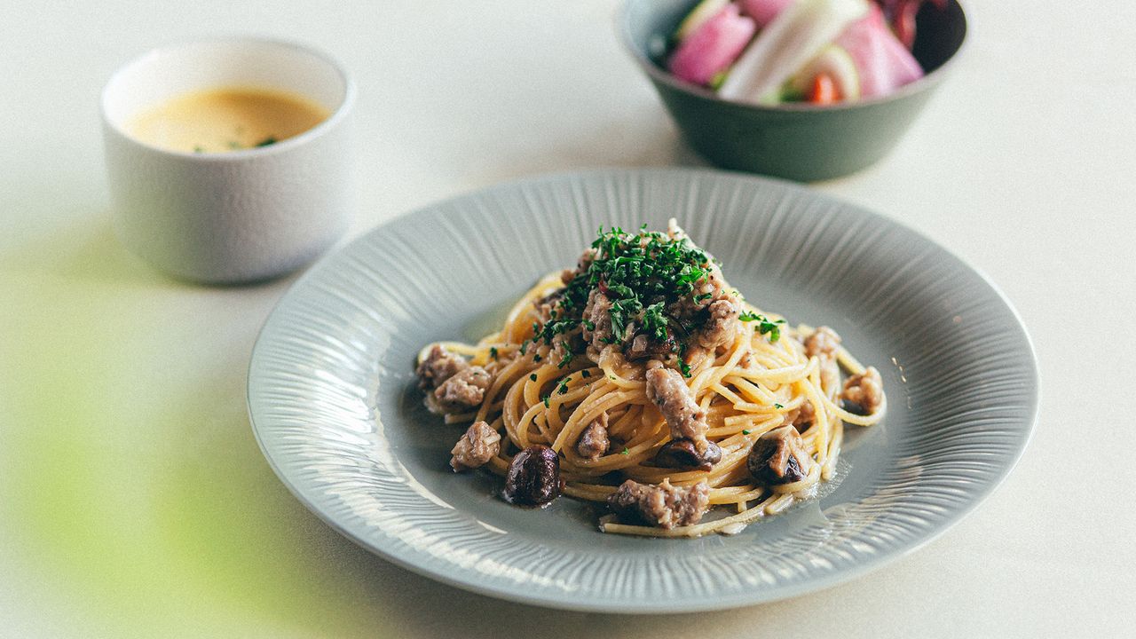 サルシッチャとマッシュルームのパスタ　ランチサラダ・スープ付き