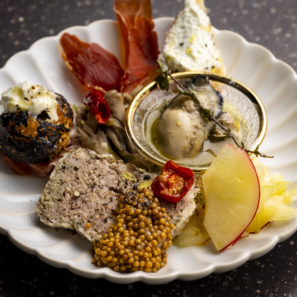 《定番のミニコース》人気の前菜盛り合わせから選べるメイン（肉or魚料理）をリーズナブルなコースで提供。2名～利用可