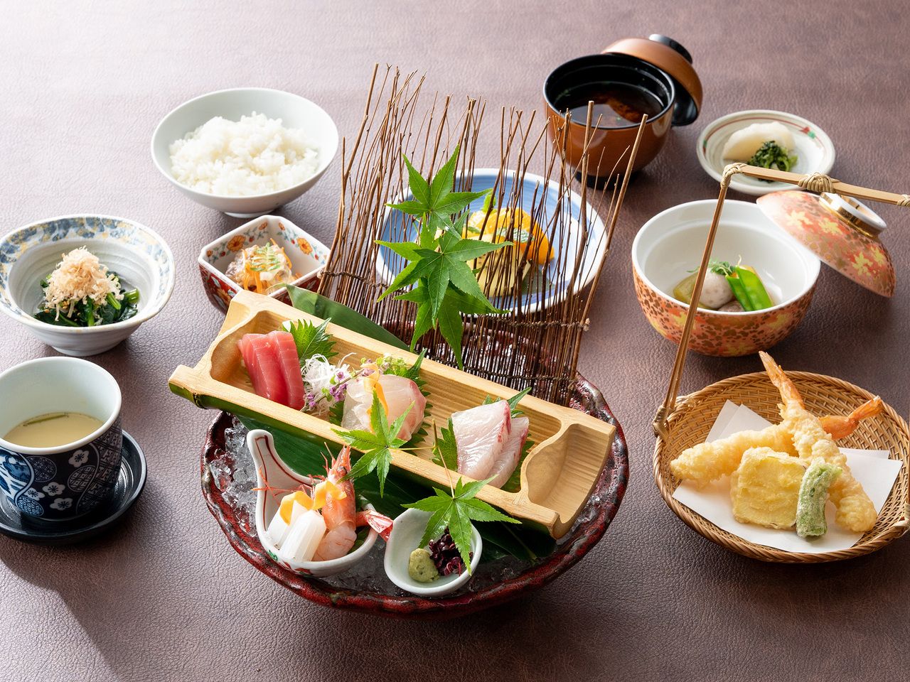 Five kinds of sashimi lunch set: 5,800 yen (tax and service charge included)