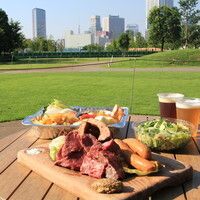 【屋外バーベキュー席】【自社醸造クラフトビール含む飲み放題付】US産アンガスビーフ＆鶏もも肉＆スペアリブ＆極太ソーセージにこだわりの熟成麺焼きそば スタンダードBBQプラン