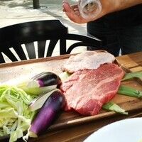 【屋外バーベキュー席】【自社醸造クラフトビール含む飲み放題付】US産アンガスビーフ＆鶏もも肉＆スペアリブ＆極太ソーセージ＆海老帆立の海鮮付きSURF & TURF BBQプラン