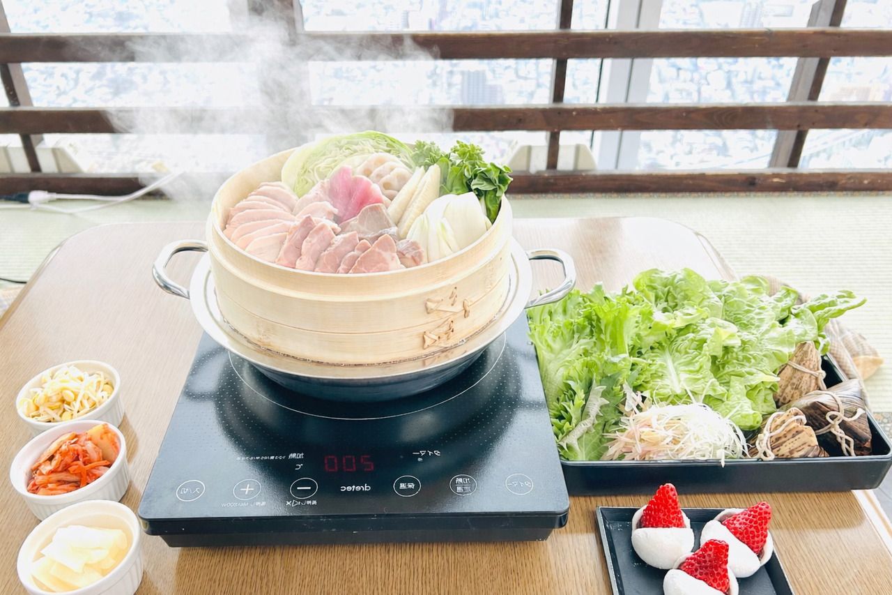 「かこむdeこたつ」彩り春野菜と豚⾁を“包 んで⾷べる”せいろ蒸しプラン【3/30～4/19限定】（展望台料金別）