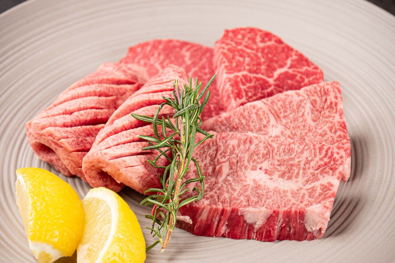 Standard course (11 dishes, 13 items in total): Our recommended plan includes grilled sukiyaki, choice of yukhoe, thick-sliced tongue, thick-sliced skirt steak, WASABI kalbi, lean fillet, lamb, and rice with raw egg for the final dish, as well as dessert.