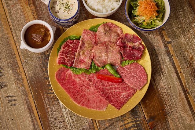 三重生拌饭和美味的烤肉午餐