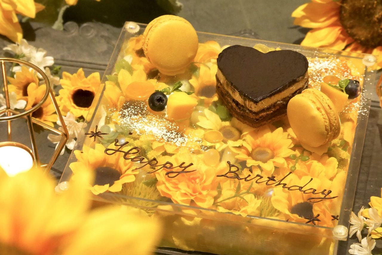 [Hyakuka Ryoran ~Sunflower Date~] A special summer course where you can enjoy the collaboration of the night view and sunflowers on the top floor of Shibuya with a toast and original cocktail (with a toast and Opera heart cake)