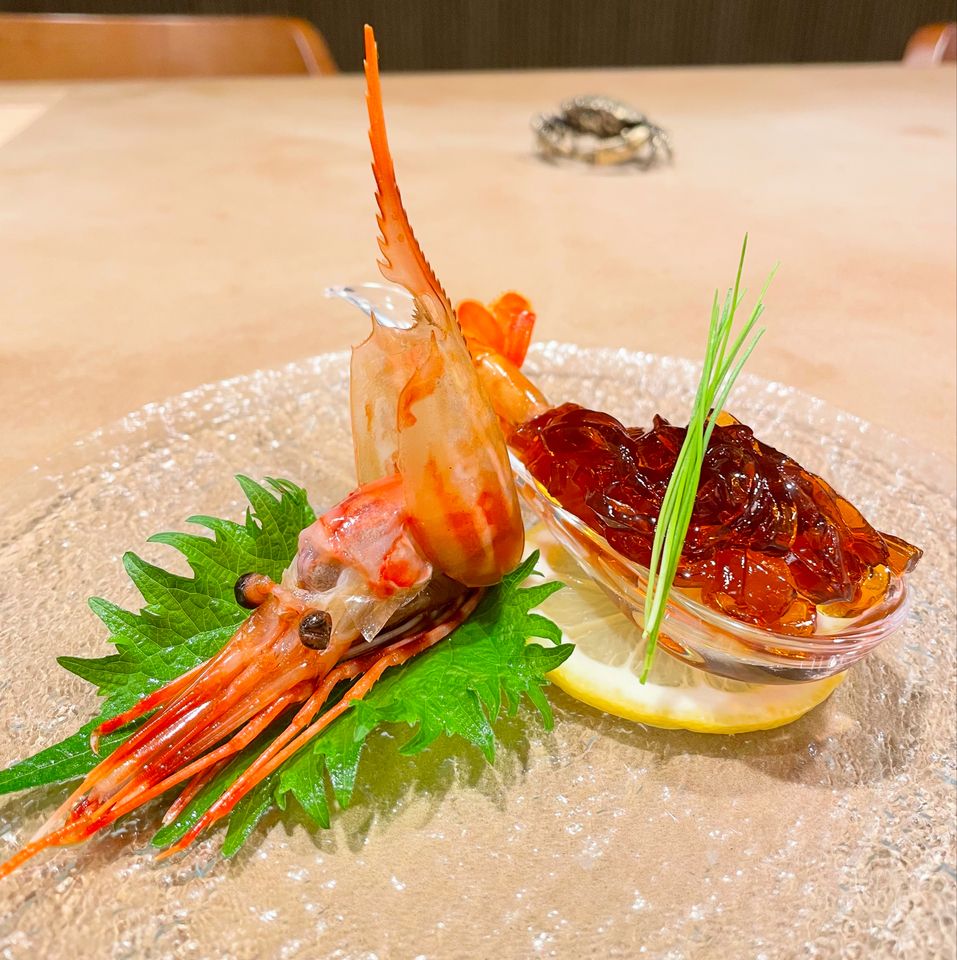 牡丹エビの紹興酒漬け、彩豊かな前菜盛り合わせや林SPFポークの焼豚。お花のブーケのように包む北京ダックなど、ここでしか食べれないモダンチャイニーズ。