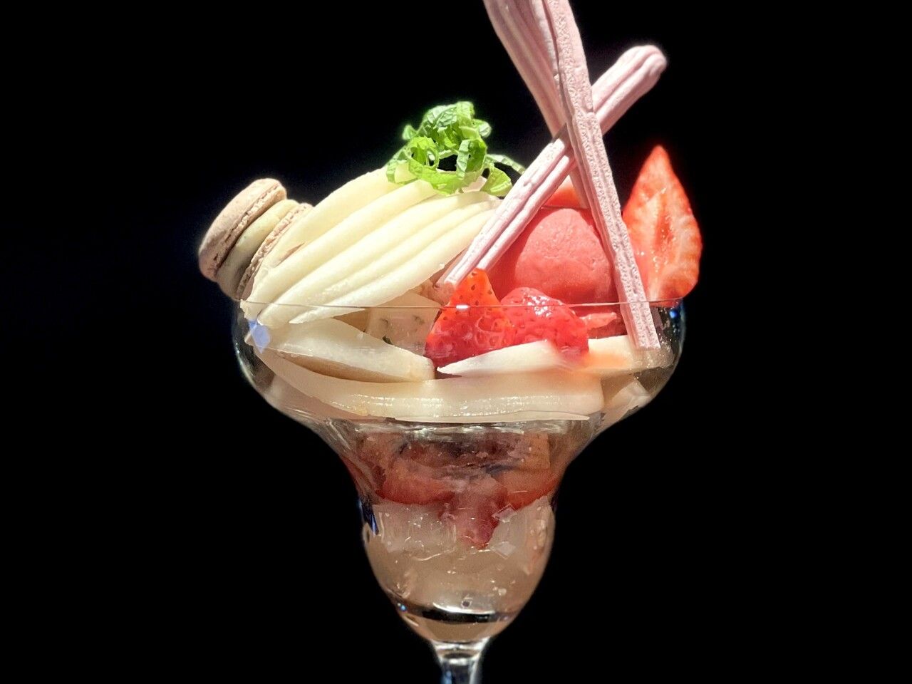 季節のパフェ［2025.冬］苺洋梨ピスタチオパフェ◇単品