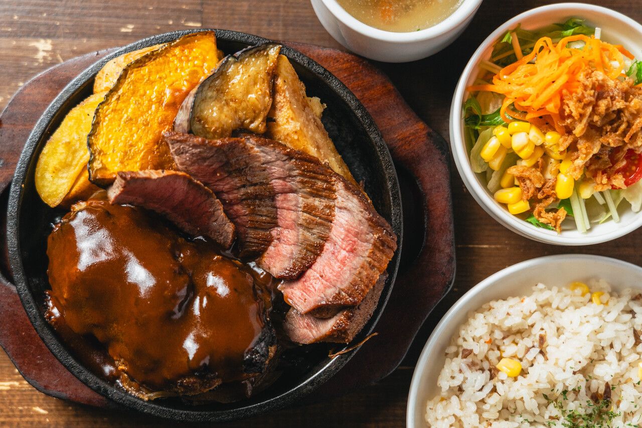 두 가지를 모두 즐기세요! ♠︎ 고급 타파스와 함께하는 고베 비프 A5 등급 철판 스테이크 100g & 햄버그 스테이크 ♠︎ 전채 모듬, 수프, 샐러드, 필라프, 백미 또는 빵, 디저트 포함. ◎ 특선 적심(lean) 또는 마블링(지방 풍부) 스테이크로 변경하실 수 있습니다.