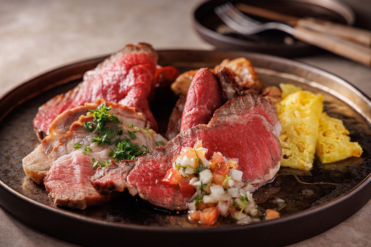 13종의 슈하스코(Churrasco)와 샐러드, 직접 구운 빵, 다양한 수제 디저트를 마음껏 즐기실 수 있으며, 2시간 음료 무제한이 포함됩니다.