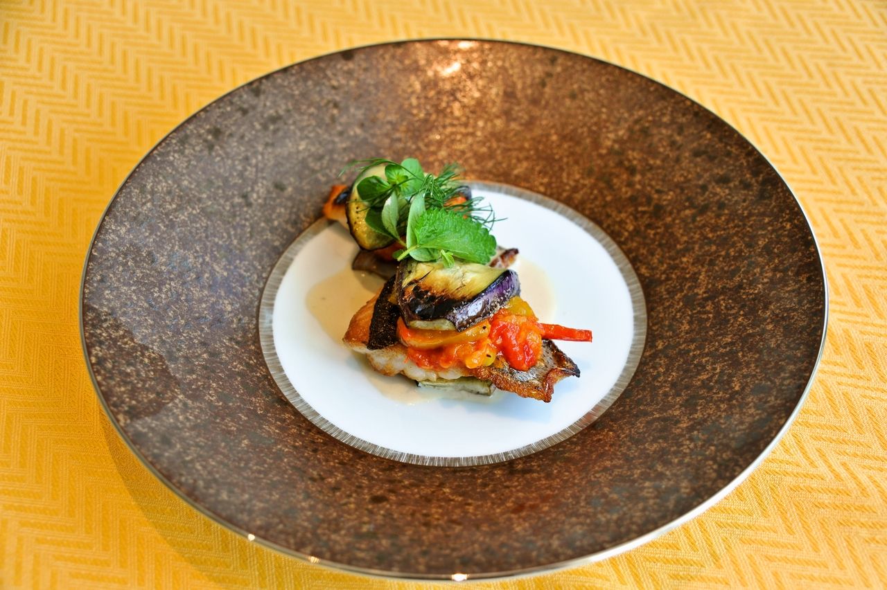 【午餐套餐】共4道菜，包括前菜、汤、主菜（鱼）、甜点，附餐后饮品。