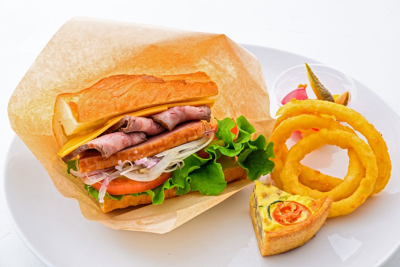 ローストビーフ＆厚切りベーコンのバケットサンド+1ドリンク付き