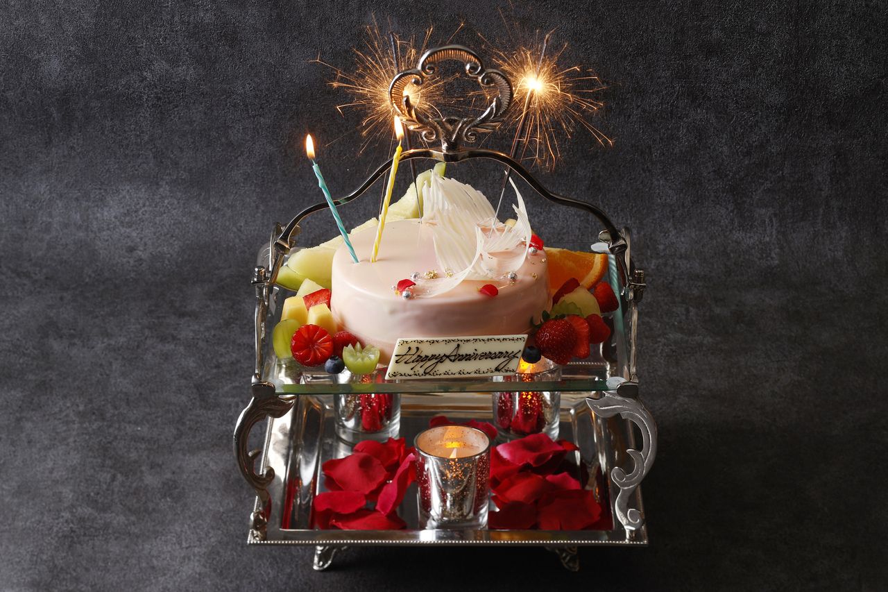 [Option] Luxurious precious anniversary cake