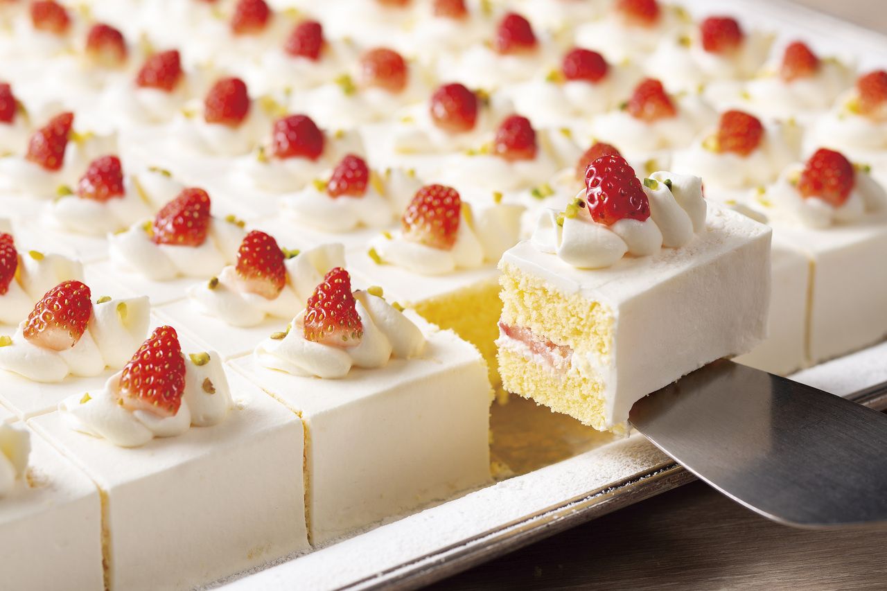 [Weekday lunch buffet adult menu after 11:30] Chef's signature dishes using seasonal ingredients and the ever-popular jumbo shortcake