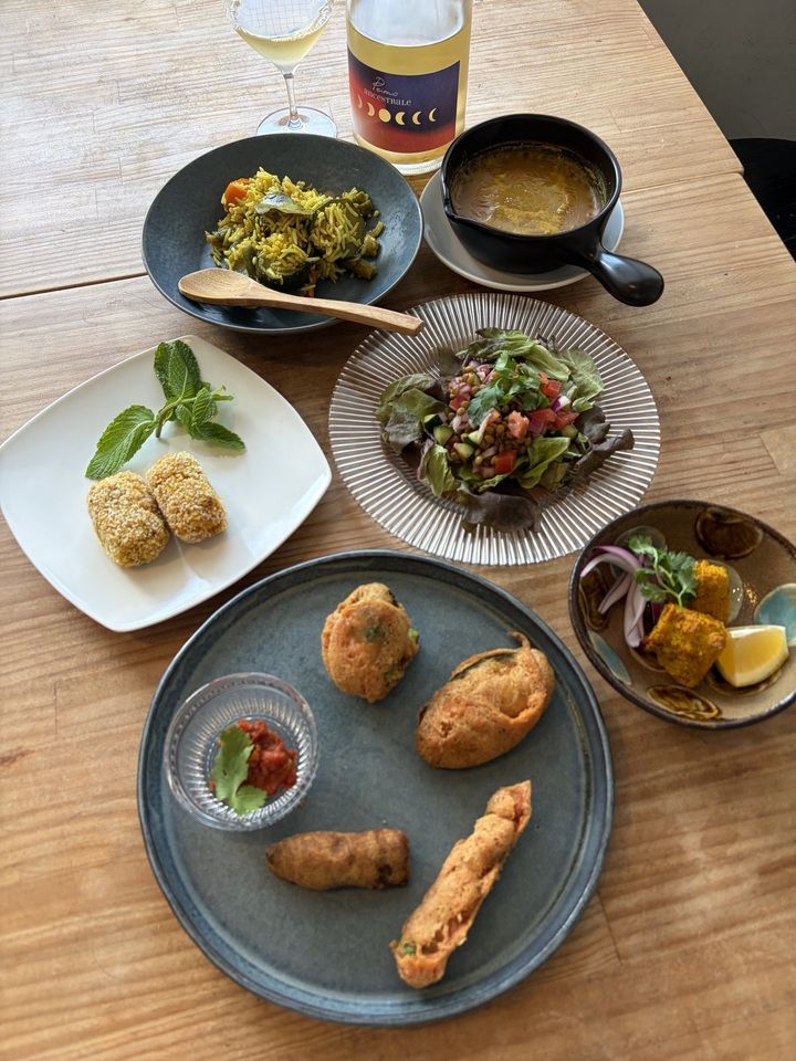月替わりコース　5月はスパイスで元気になるインド・スリランカ料理です。・緑レンズ豆入り"カチュンバル" 🇮🇳 トマト、きゅうり、玉ねぎのスパイスサラダ  ・おからこんにゃくの"ティッカ"🇮🇳 ・ひよこ豆粉の天ぷら　"パコラ"🇮🇳   ・じゃがいものスパイシーなコロッケ🇱🇰 ・赤レンズ豆とココナッツミルクのカレー　"パリップ” ・お野菜の“ビリヤニ“🇱🇰