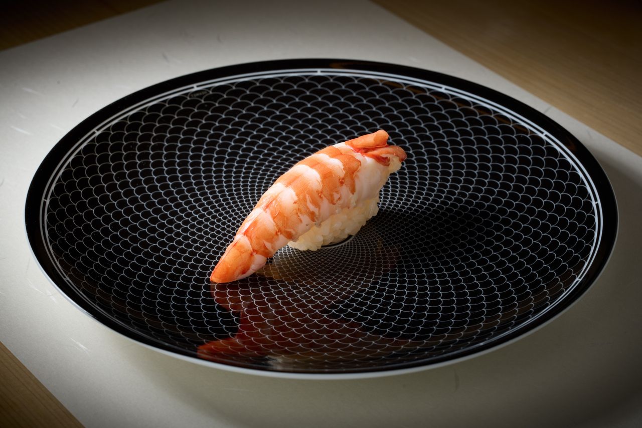 Enjoy 11 seasonal nigiri sushi and a bowl of soup in this 11-piece chef's choice course.