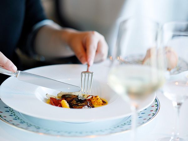 【週年紀念午餐】祝酒：含一杯飲料。贈品：一朵當季花