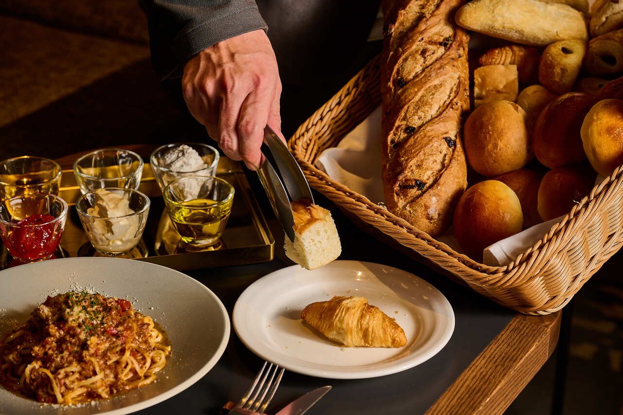 温かいパンが主役THE TASTE LUNCH（パン食べ放題）／乾杯用スパークリングワイン付き