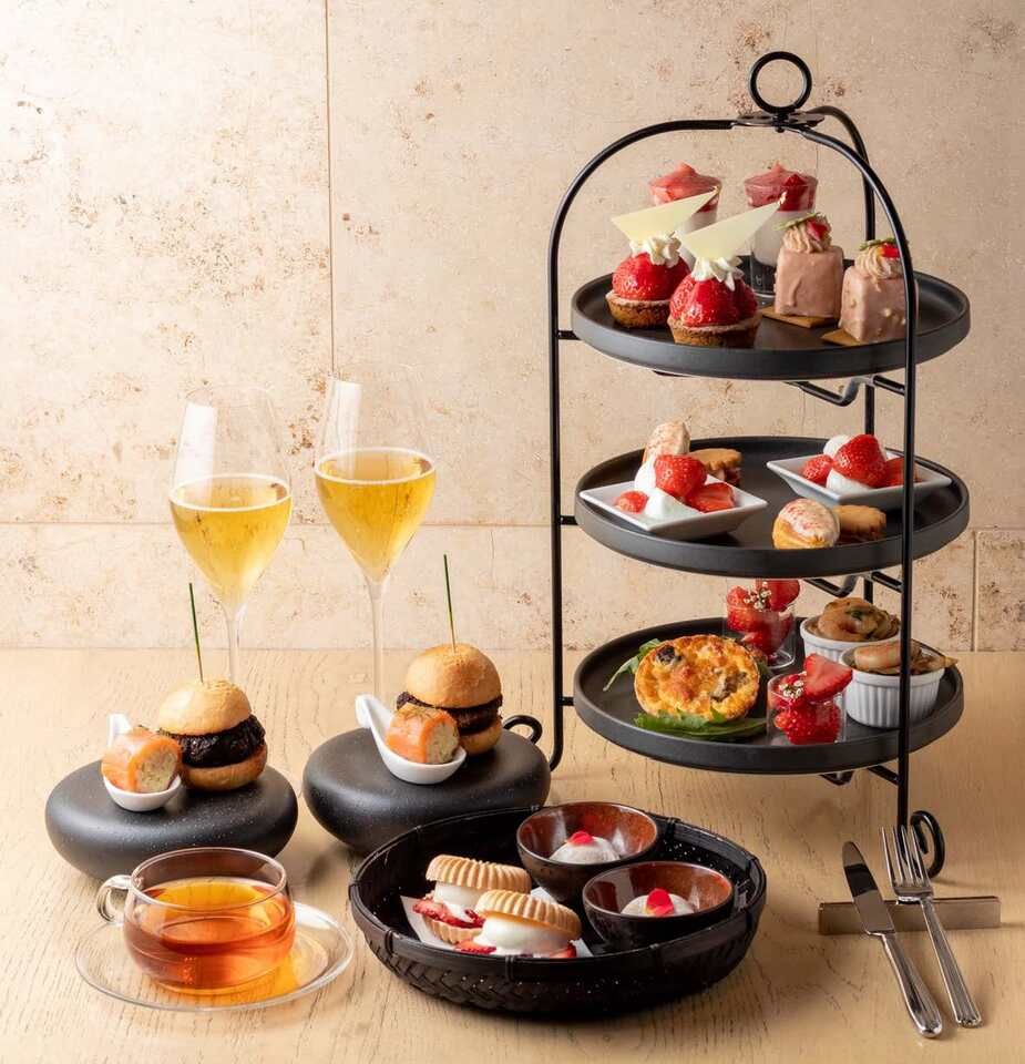 【乾杯スパークリング付き】〈土日祝日限定〉ストロベリーアフタヌーンティー