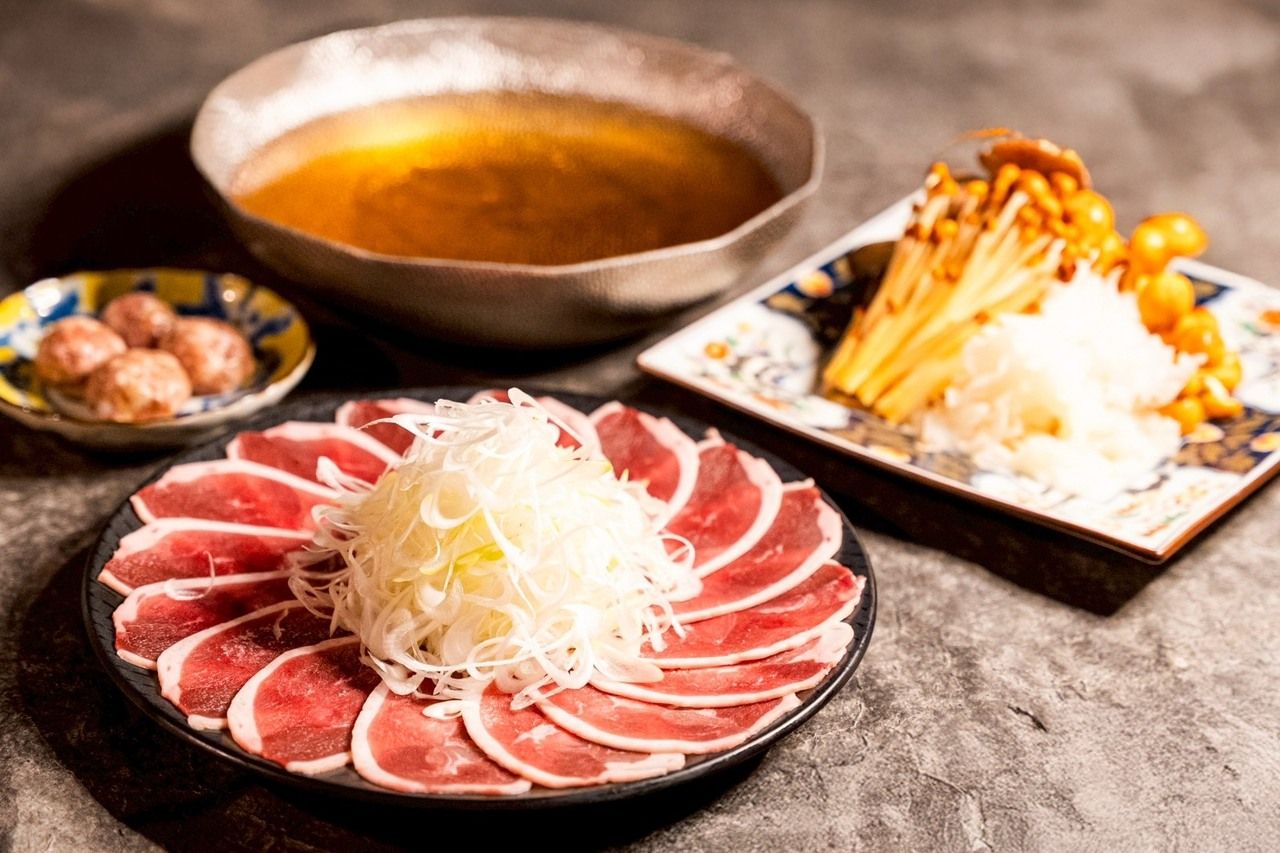 【Kinoko鴨肉涮涮鍋無限暢飲套餐 7,800日元】包含3種開胃菜、隔夜風乾炸雞翅、沙拉，以及用Kinoko鴨肉涮涮鍋剩餘湯汁熬製的粥，共7道菜。