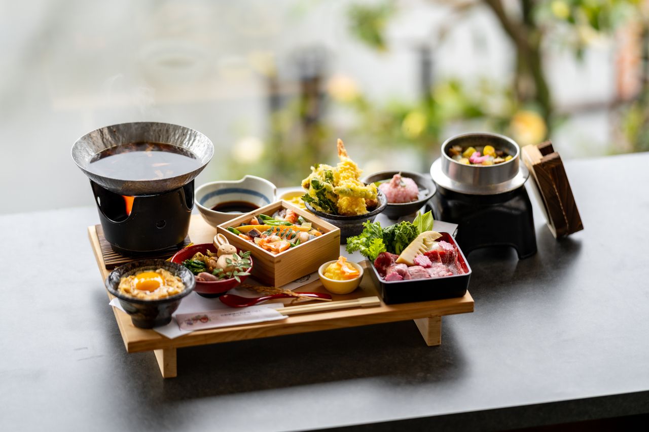 Kyoto Five-Type Bowl Tasting Set ~ Wagyu Beef and Mountain Vegetable Moon Viewing Sukiyaki Hot Pot ~ (Spring ver. / From March 1, 2026)