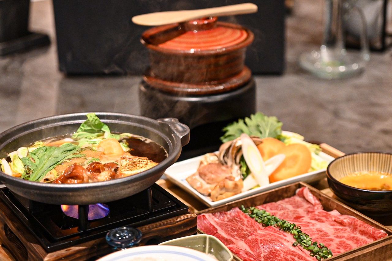 [Lunch] Luxurious sukiyaki set meal featuring Kyushu Wagyu beef and Hanamidori chicken