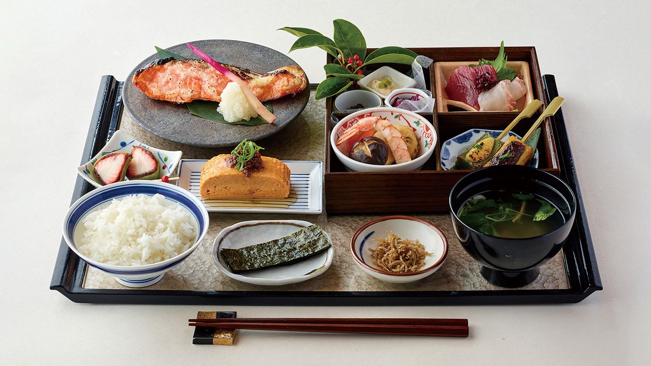 Salmone argentato grigliato con koji al sale invecchiato, set per la colazione
