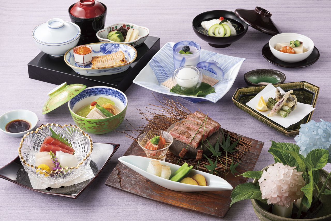 A course meal featuring the colors of spring mist at "Hanzomon"