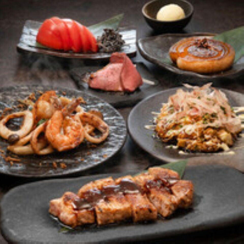 一份令人滿意的七道菜套餐，涵蓋從肉類到海鮮的各種美食：「國產豬裡肌牛排套餐」（僅限食物）
