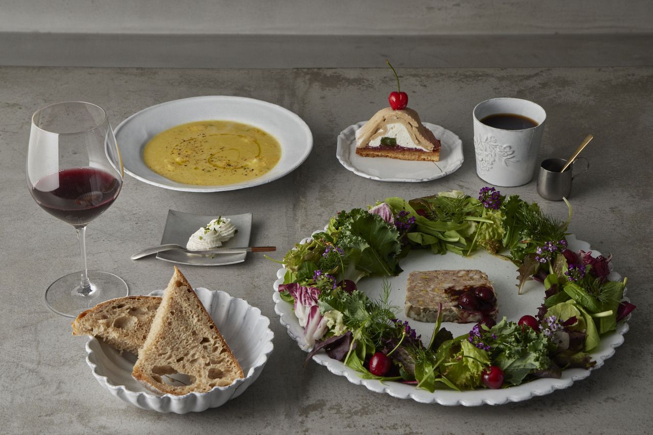 ~Available from June 3rd~ Select Lunch: "Wreath Salad with Seasonal Fruits and Homemade Pate" [¥4,200 (excluding tax)]