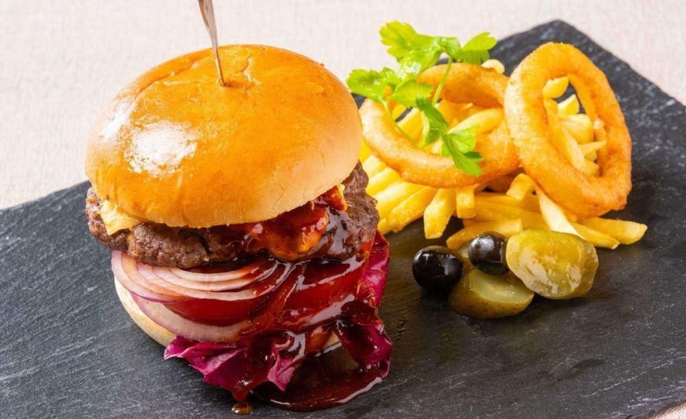 “辛”錦糸町美飾バーガー　サラダ、スープなど全4皿
