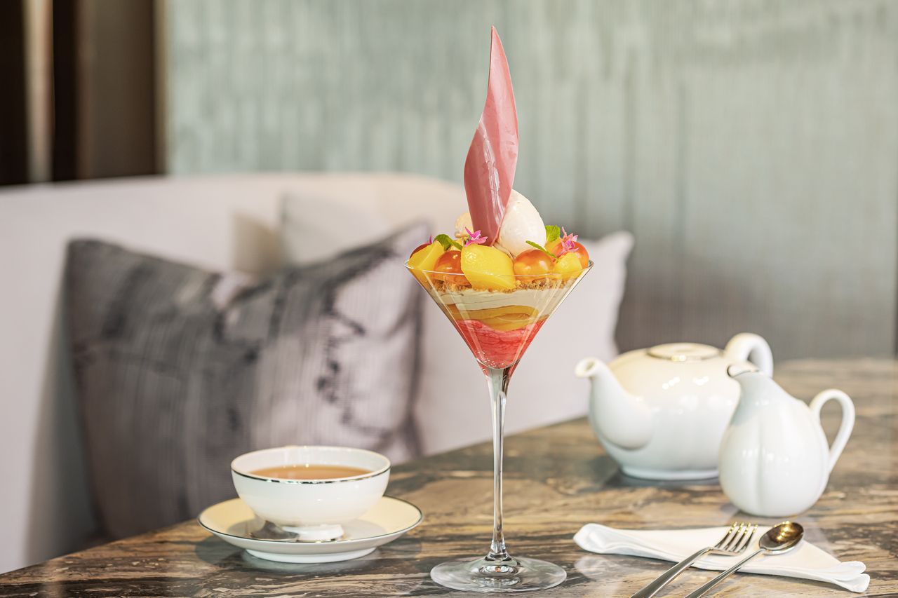 桃のパフェとTWG teaのセット