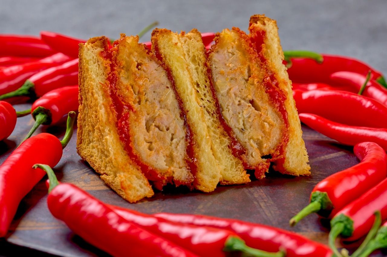 Private room guaranteed [THE Shinjuku Ushimitsu Course] – a course where you can enjoy Ushimitsu. It includes classic Yukke with rich egg yolks, seasonal pea and pumpkin Yukke, spicy and delicious Tartar Menchikatsu Sandwich, and spicy dan-dan cold noodles!